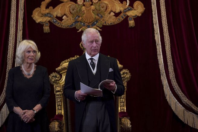 英国王储查尔斯今天正式继位为王，一旁为妻子卡蜜拉（Camilla），也顺势升格为王后（Queen consort）。(图/美联社)