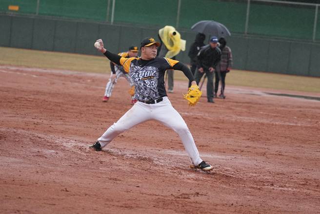 准金钟新人草爷再次对决《超级王牌棒球队》。（巨宸、民视提供）