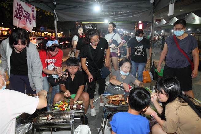 天母幫2022年百人大會烤10日晚間在大葉高島屋百貨前廣場舉行，圖為民眾全家烤肉的畫面。（張鎧乙攝）
