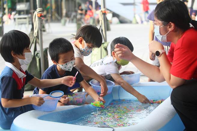 天母幫2022年百人大會烤10日晚間在大葉高島屋百貨前廣場舉行，圖為小朋友玩釣魚遊戲。（張鎧乙攝）