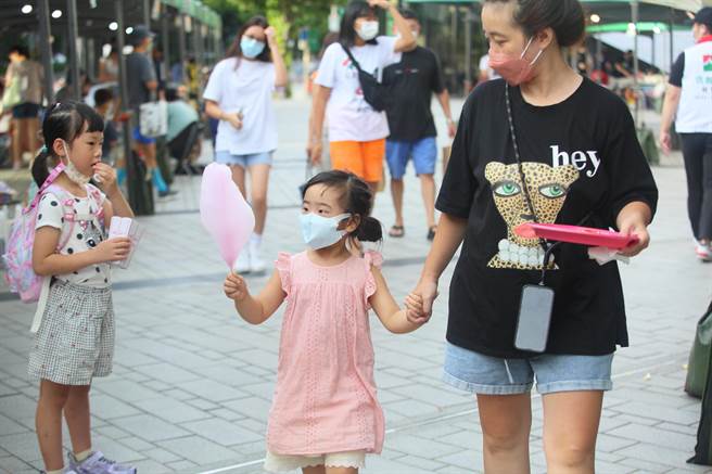 天母幫2022年百人大會烤10日晚間在大葉高島屋百貨前廣場舉行，圖為小朋友手裡拿著棉花糖回家。（張鎧乙攝）