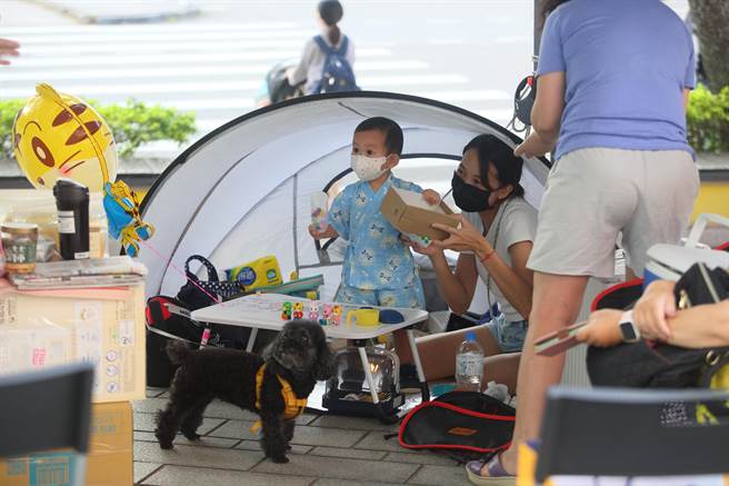 天母幫2022年百人大會烤10日晚間在大葉高島屋百貨前廣場舉行，圖為民眾還帶著帳篷，讓小朋友與愛犬休息。（張鎧乙攝）