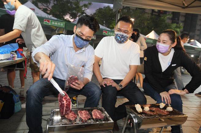 國民黨台北市長參選人蔣萬安（左）10日在市議員參選人張斯綱（中）、林杏兒（右）等人陪同下出席天母幫2022年百人大會烤，並一時技癢下場親自烤肉。（張鎧乙攝）