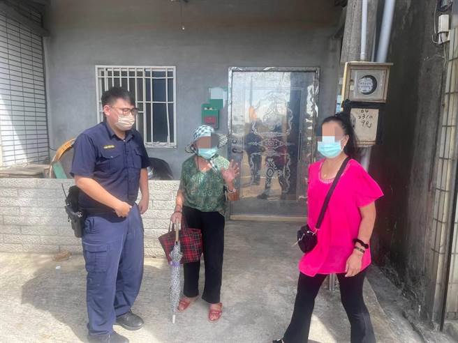 桃园观音一名患有轻微失智的谢姓老妇，今独自外出在派出所外徘徊，警方查出身分，顺利护送其返家。（翻摄画面／蔡明亘桃园传真）