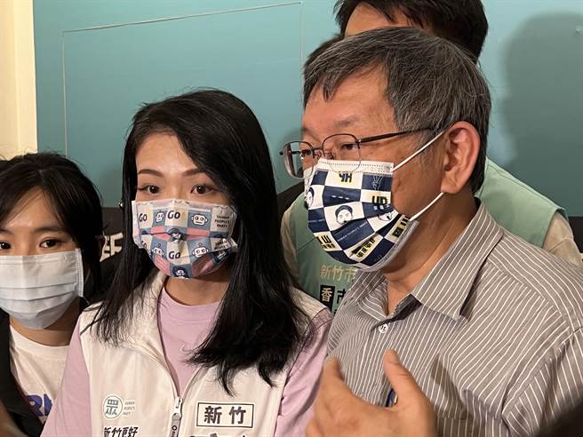 台北市长柯文哲（右）说，新竹市是台湾科技之都，高虹安有高学歷、有立院和国际大厂经验，是新竹市长的最佳人选。（王惠慧摄）