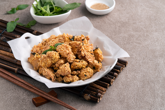 1名外送员发文询问网友们：「为什么咸酥鸡店家都要把餐点开的大大的，看起来又香又可口」，贴文一出引起热议。（示意图/Shutterstock提供）