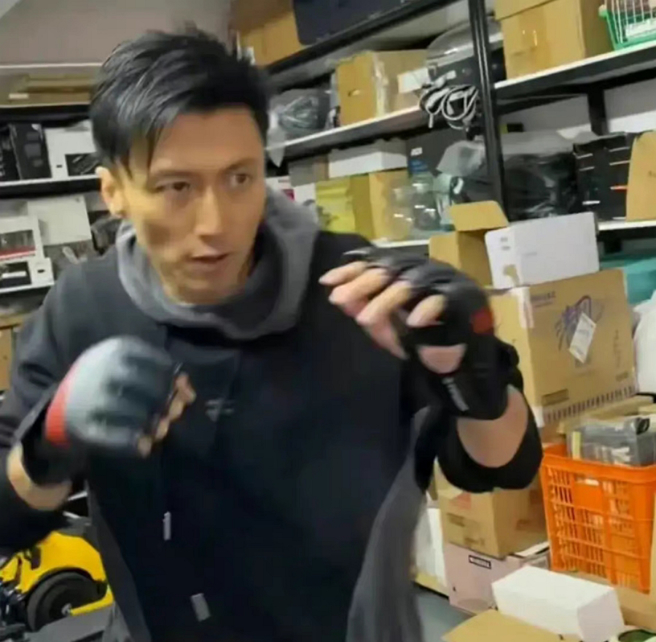 有网友挖出谢霆锋过去在戏剧作品或是社群上PO的打拳画面，发现Quintus越来越像爸爸，髮型和五官都有谢霆锋的影子。(图/ 摘自微博)