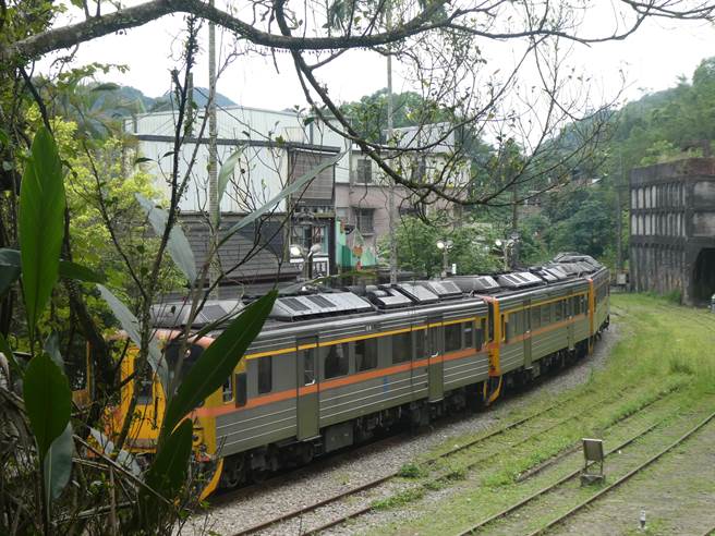 台铁员林到花坛站间平交道号志从中秋连假前发生故障，至今仍未完成修復，影响中秋连假旅客输运。审计部调查质疑，台铁2015年起推动的铁路行车安全改善6年计画与2017年推动的台铁电务智慧化提升计画，并未达到政策成效。（周志豪摄）