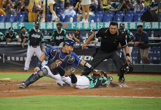 8局下富邦悍将庄韦恩快速处理球后回传，经过一次转传后捕手戴培峰将中信兄弟岳政华触杀在本垒前。（富邦悍将提供）