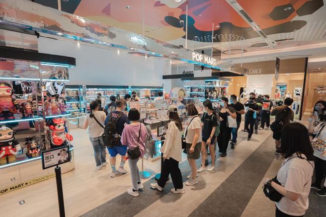 （大陆潮玩通路泡泡玛特台湾首店即进驻寸土寸金的信义百货圈。图／泡泡玛特）