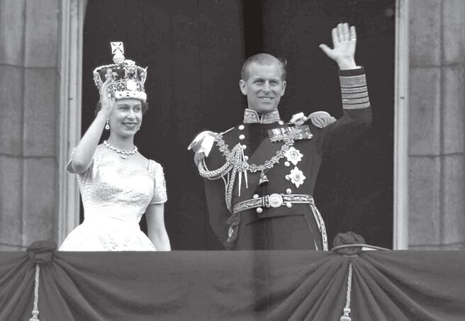 英國女王伊莉莎白二世於1953年6月2日加冕典禮後，與夫婿菲立普親王在白金漢宮向民眾致意。圖／美聯社