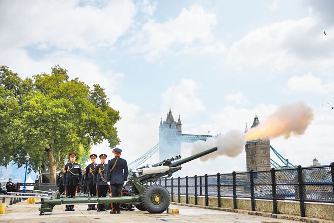 英国女王伊丽莎白二世在苏格兰巴尔莫勒尔堡安详去世，炮兵9日在伦敦塔鸣炮，向女王致上最高敬意。（路透）