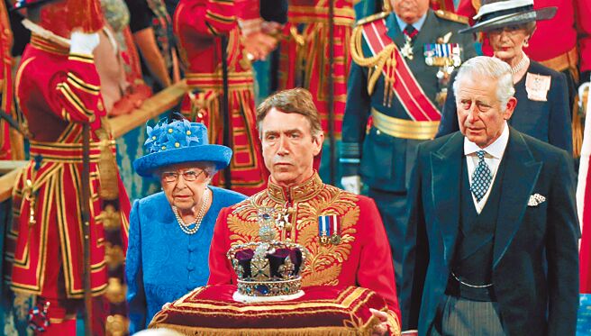 英国女王伊丽莎白二世（左）逝世，王储查尔斯（右）将即位登基。（路透）
