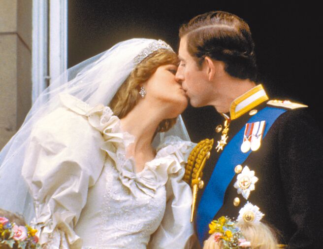 查尔斯与第一任妻子黛安娜王妃的世纪婚礼轰动全球。（美联社）