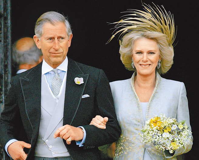 2005年4月9日，当时的查尔斯王储和他的新娘卡蜜拉，接受婚礼后主教的祝福，然后离开温莎堡的圣乔治教堂。（美联社）