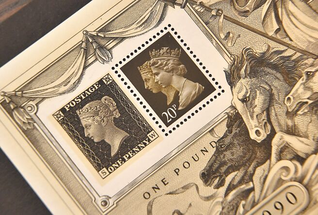 英国将更新钱币、护照，女王伊丽莎白二世纪念邮票和纪念币将成绝响。（路透）