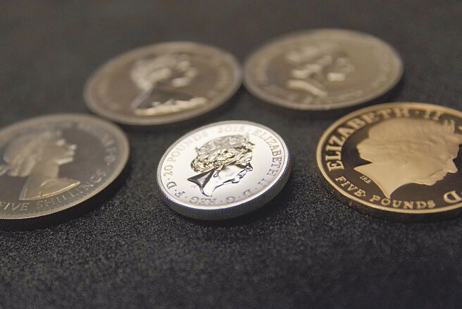 英国将更新钱币、护照，女王伊丽莎白二世纪念邮票和纪念币将成绝响。（美联社）