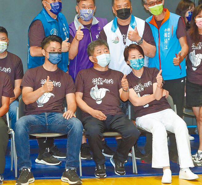 游盈隆表示，「台北市长选情正进入最后关键时刻，谁将赢得市长宝座还充满变数，还在未定之天」。前排左起为台北市长候选人蒋万安、陈时中、黄珊珊。（资料照／郑任南摄）