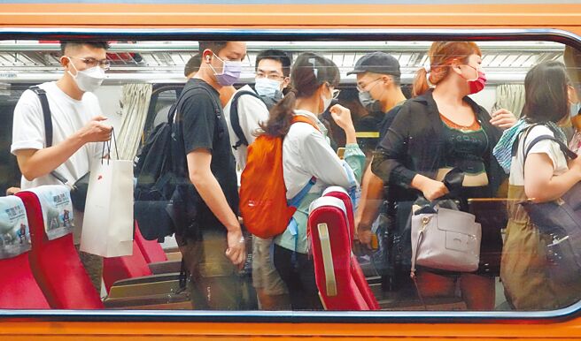 中秋节连假，除了国道以外，台铁也涌返乡人潮。（姚志平摄）