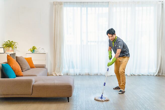 开学季疫情再起，将病毒挡在家门外，门把开关、卫浴、地板，这3处清消千万不能漏掉。（信义居家提供）