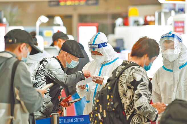 大陆于9日启动中秋节连假运输，因为近期疫情再起，大陆倡导就地过节。图为9日在黑龙江哈尔滨西站，旅客展示健康码与核酸检测阴性证明，方能进站乘车。（新华社）