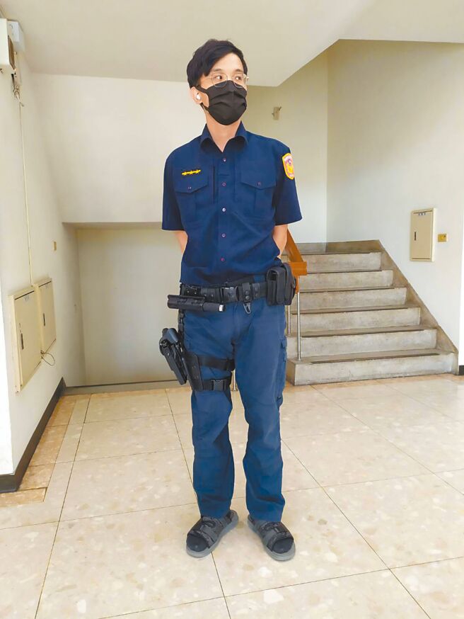 台南市政府编列5000万添购警用装备，基层员警希望配备每人1把电击枪，市警局认为警员腰间已挂满装备，再挂电击枪与电击弹匣，不但增加执勤负担，还可能混淆该拔真枪或电击枪的困扰。（读者提供／程炳璋台南传真）