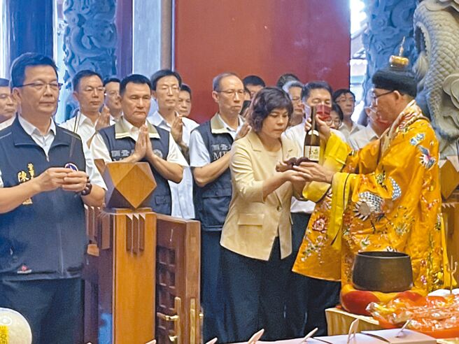 台南地检署9日上午结合南鲲鯓代天府办理「眾神护台湾 全民反贿选」宣导暨感恩祈福活动，近百名检查官、警察、调查官及政风人员到场参与。（李俊淇摄）