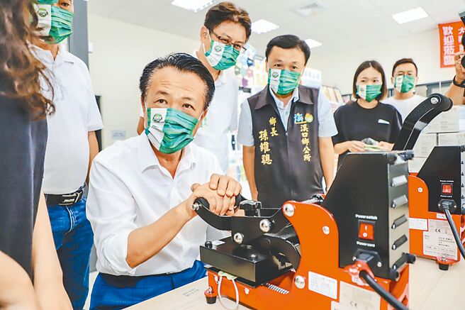 嘉义县长翁章梁（前者）参访制作「国嘉队」竞选文宣口罩厂商。（翁章梁竞选团队提供／廖素慧嘉县传真）