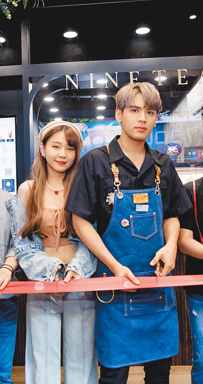 陈零九（右）昨与女友呼呼出席副业手摇饮料店开幕活动，担任一日店长与粉丝互动。（NINETEA九茶提供）