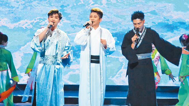 羅平（右）在《我愛冰冰Show》展現精湛唱功。（中視提供）