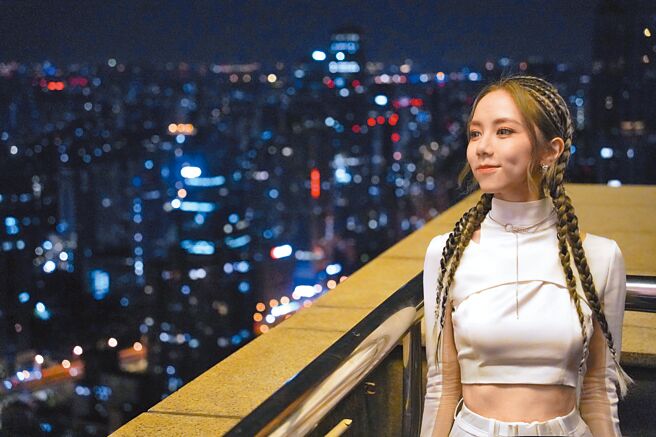 鄧紫棋近來為宣傳新專輯開直播與粉絲互動。（華納音樂提供）