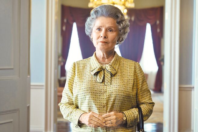 伊美黛史坦顿将在《王冠》扮演晚年的英国女王。（Netflix提供）