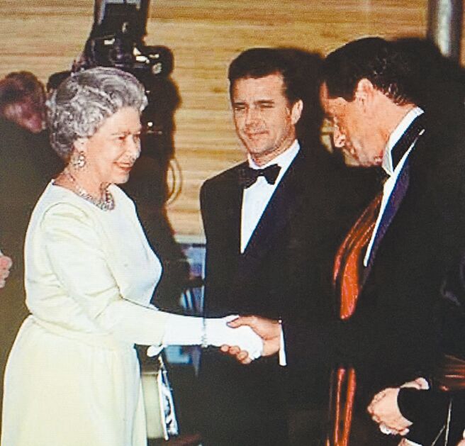 席维斯史特龙（右）在IG上发布与女王握手的旧照悼念。（摘自IG）