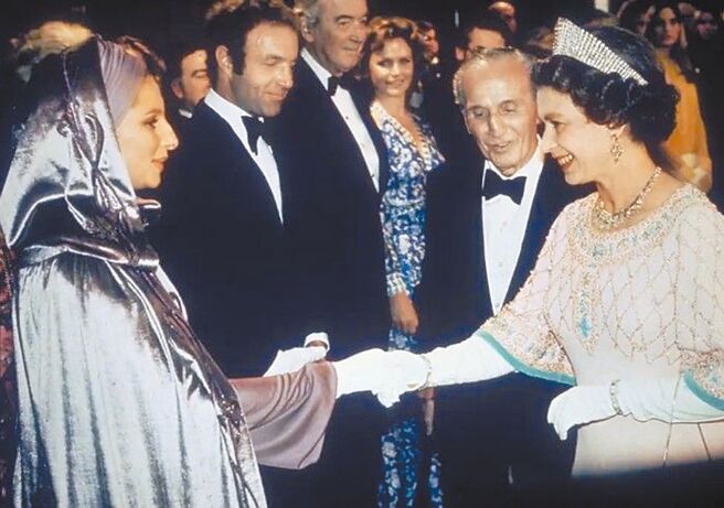 芭芭拉史翠珊（左）在社群媒体上晒出和女王握手的照片悼念。（摘自IG）