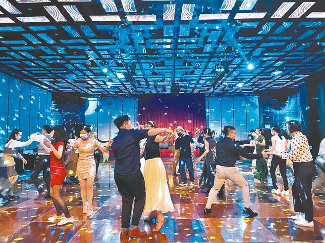 台南晶英酒店在馆内宴会厅定期举办「美好年代、老派浪漫」主题式復古摇摆派对，入场还附赠小食及饮品。（何书青摄）