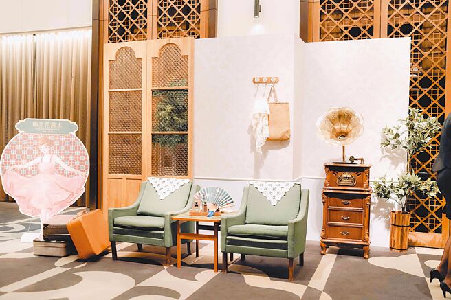 「美好年代、老派浪漫」入口处摆设復古布置，让宾客拍美照留念。（台南晶英酒店提供）