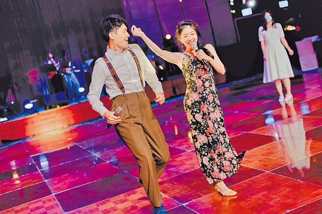 派对现场邀来专业舞者，带着宾客一起跳出迷人舞步。（台南晶英酒店提供）