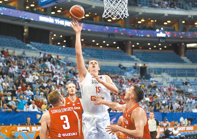NBA明星中锋约基奇（中）在禁区如入无人之境，率领塞尔维亚大胜波兰。（路透）