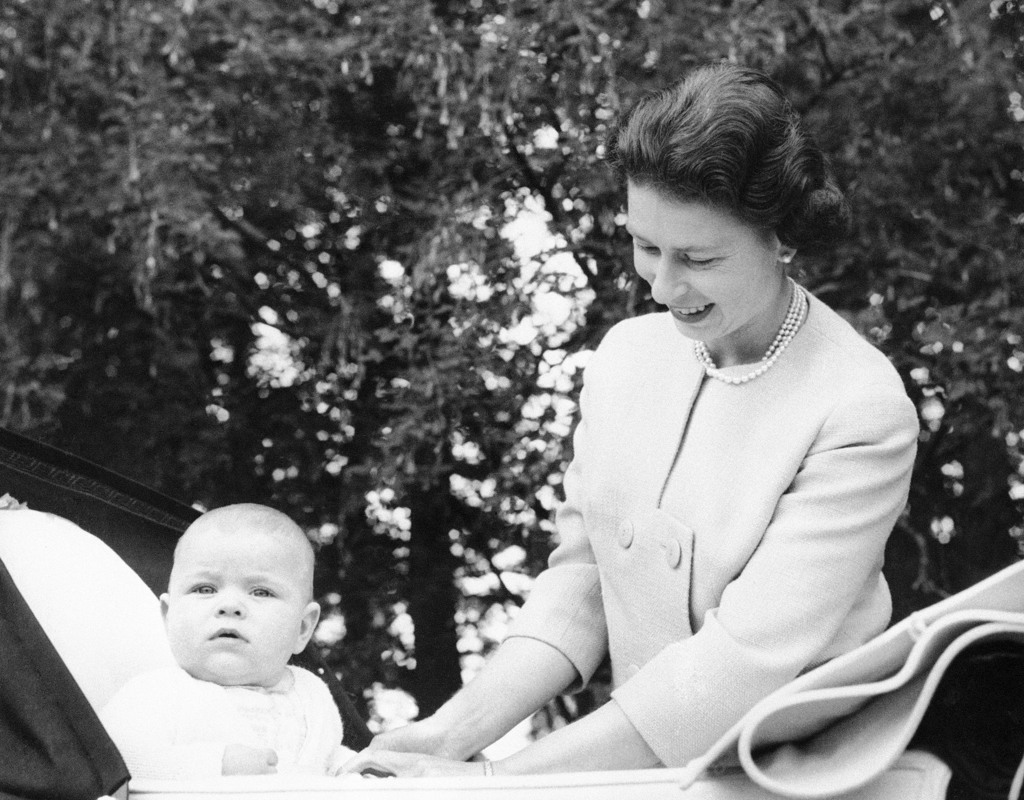 英国女王伊丽莎白二世与刚出世的安德鲁王子。(资料照/美联社)(photo:ChinaTimes)