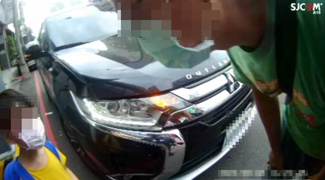 吳姓男童父親獲知兒子沒事，趕忙開車到場。（台中市警察局第二分局提供／馮惠宜台中傳真）