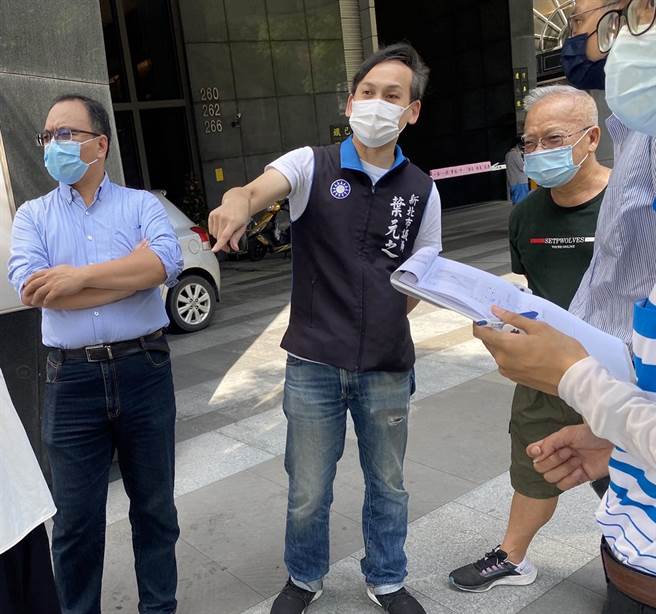 监察院调查恩恩案，传出拟朝纠正方向进行，新北市议员叶元之（中）质疑，这根本是「有罪推定」。（叶元之提供）