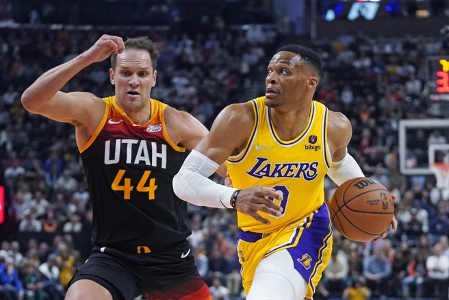 韦斯布鲁克(右)被爆料仍对被交易出去抱持开放态度。(美联社资料照)