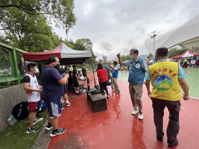 张善政今参加桃园区篮球社区联谊赛。(蔡依珍摄)