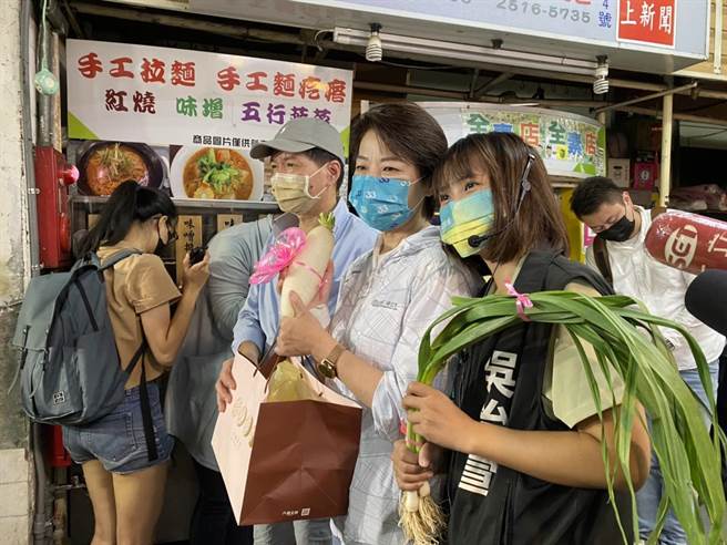 無黨籍台北市長參選人黃珊珊11日前往東門市場拜票。（楊亞璇攝）