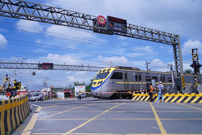 台铁员林至花坛路段因计轴器、电缆故障导致栅栏、号志异常，台铁从8日起已抢修超过72小时，终于在11日传来好消息。（吴建辉摄）