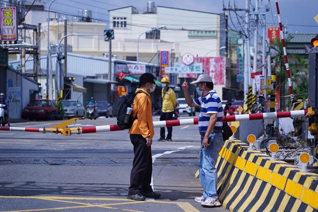 今天清晨的7点多开始恢復正常，车辆已经可以正常通行，不过现场铁轨旁、路旁仍有许多台铁人员不断进出，持续监控栅栏运行情况。（吴建辉摄）