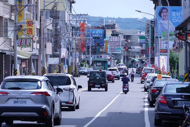 沈寂3天的大村乡中正西路，终于有车辆通行。（吴建辉摄）