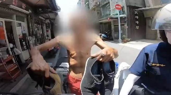 51岁男子遇警盘查被识破偷窃鞋子。（翻摄画面）