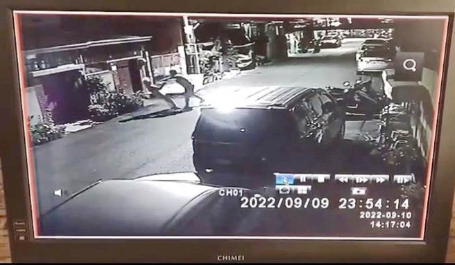 双方发生口角及拉扯后，该名男子气愤将妇人推倒在地，随即转身离开。（中埔分局提供∕吕妍庭嘉义传真）