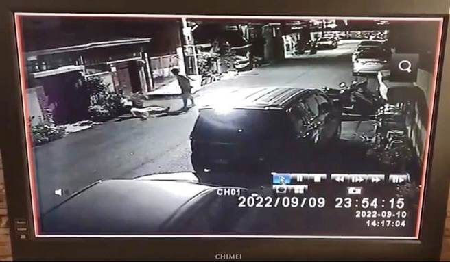 双方发生口角及拉扯后，该名男子气愤将妇人推倒在地，随即转身离开。（中埔分局提供∕吕妍庭嘉义传真）